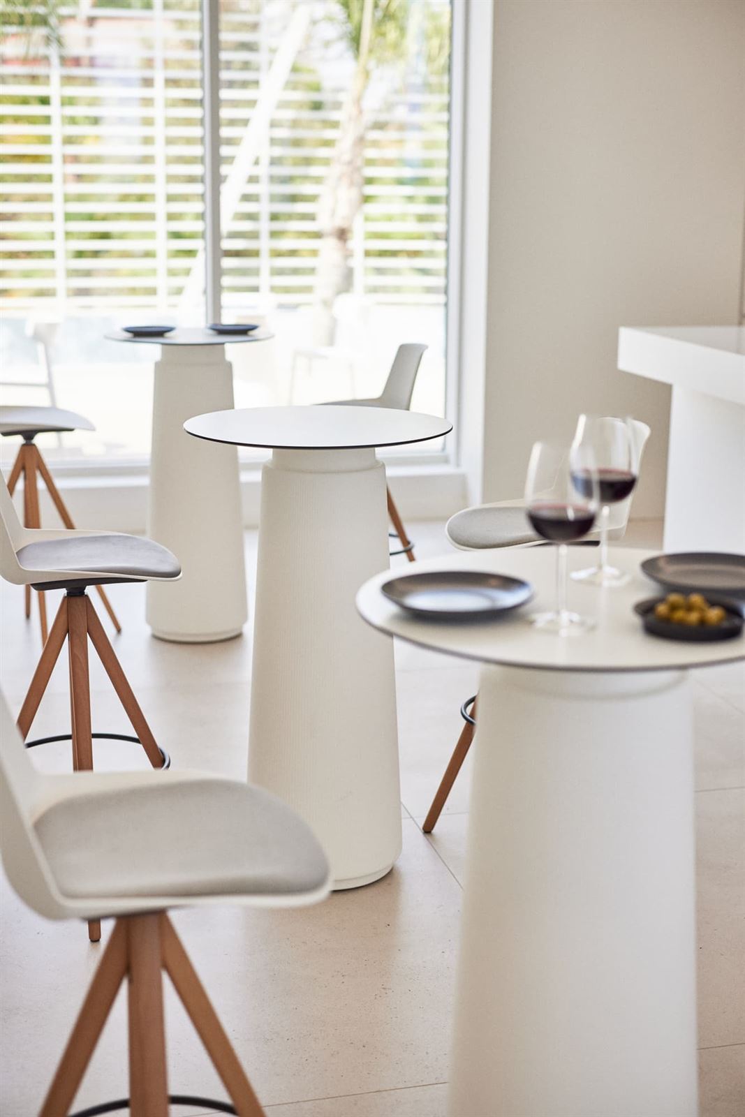 MESA CONTRACK DORIK DE 105CM ALTO - Imagen 1